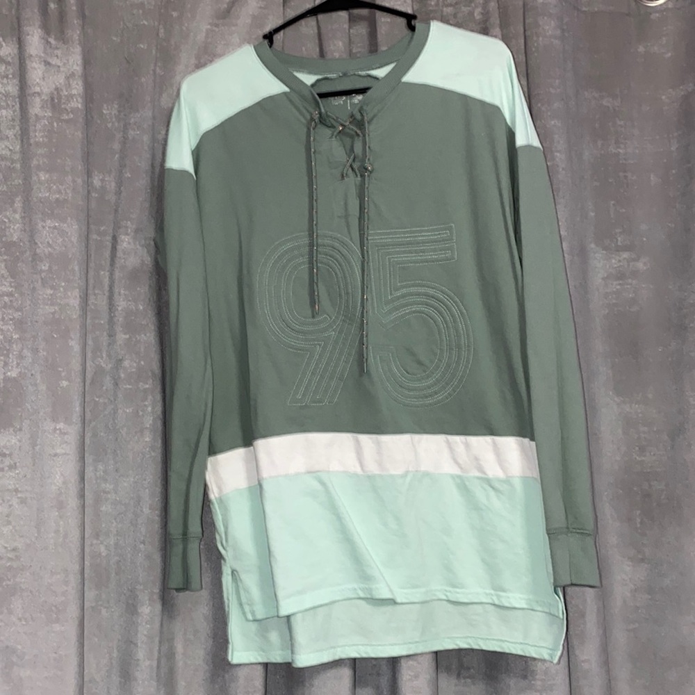 95’ green and white sweatshirt with strings